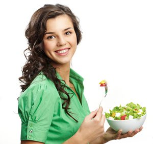 Chica comiendo comida saludable