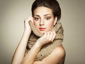 Retrato de una bella joven con bufanda