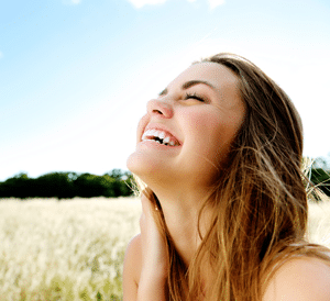 niña feliz sonriendo al sol