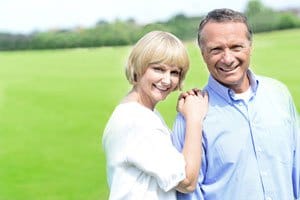 Feliz adorable pareja de mediana edad