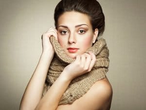Retrato de una hermosa joven con una piel perfecta y una bufanda