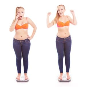 Antes y después de una dieta, niña en una báscula de baño sonriendo